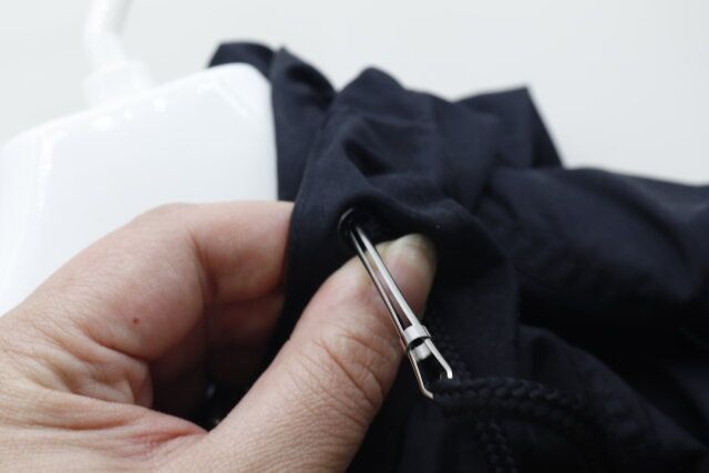 ダイソーのハサミ式紐とおしの使用例