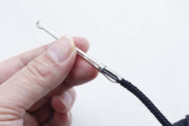 ダイソーのハサミ式紐とおし