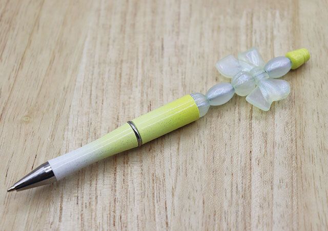 セリアのクラフト用 ビーズボールペン グラデーションで可愛いボールペンが作れる