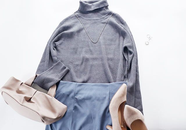 グレーのタートルにくすみがかったブルーのスカート