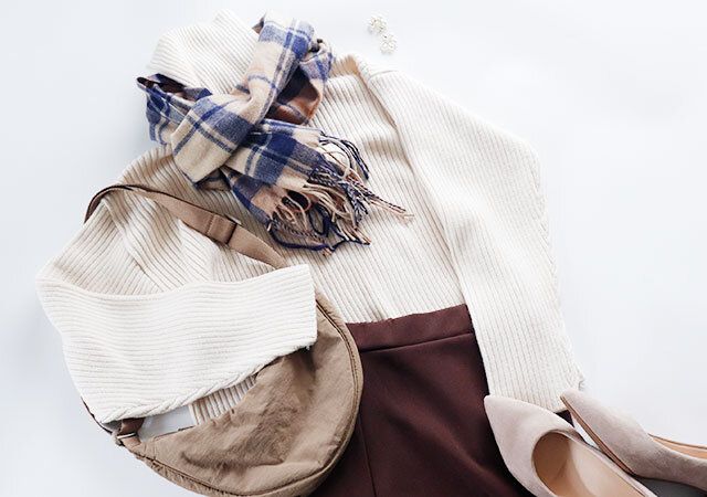 モカブラウンやエクリュのアイテムを合わせた淡色コーデ