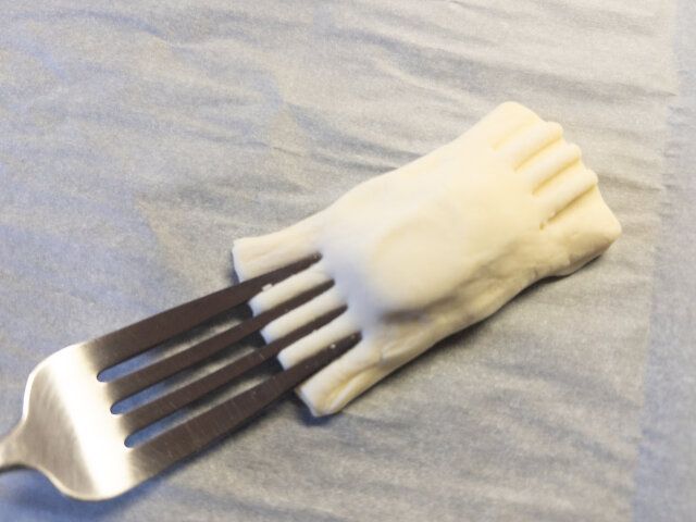 チョコパイ レシピ パイ生地の端をフォークで潰す