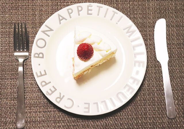 ダイソーの北欧風カトラリー デザートフォークと北欧風カトラリー ナイフを食卓に並べた様子