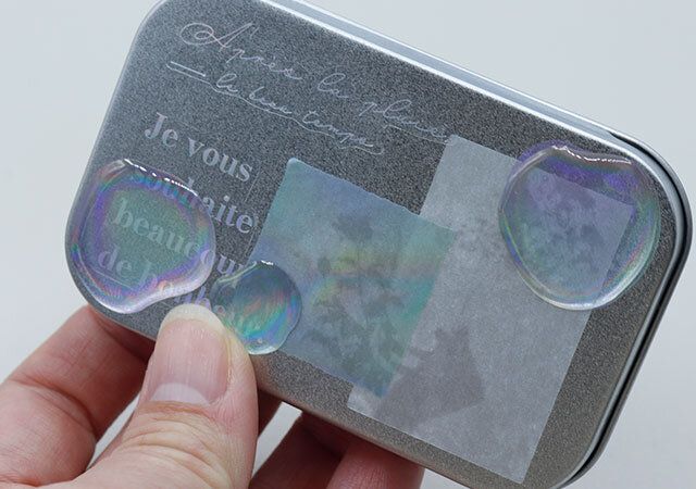 セリアのミニシール 22片 オーロラカラーを缶に貼った様子