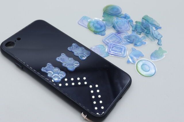 セリアのフレークシール 24P ぷっくりキャンディをスマートフォンに貼った様子