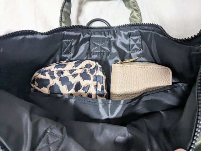 荷物を入れたバッグ