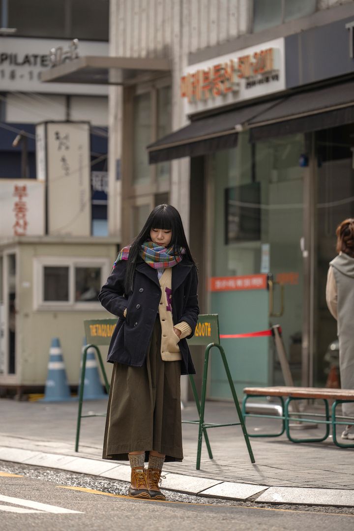 Pコートを主役にスクールテイストやアウトドア要素を掛け合わせた秀逸コーデ【番外編：韓国】