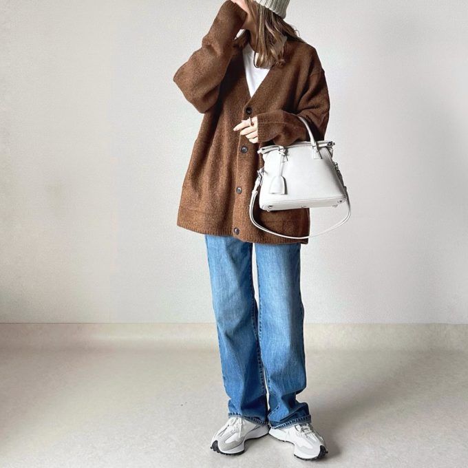 GUメンズのホワイトの「ドライポンチクルーネックT(長袖)」×ワイドストレートジーンズ