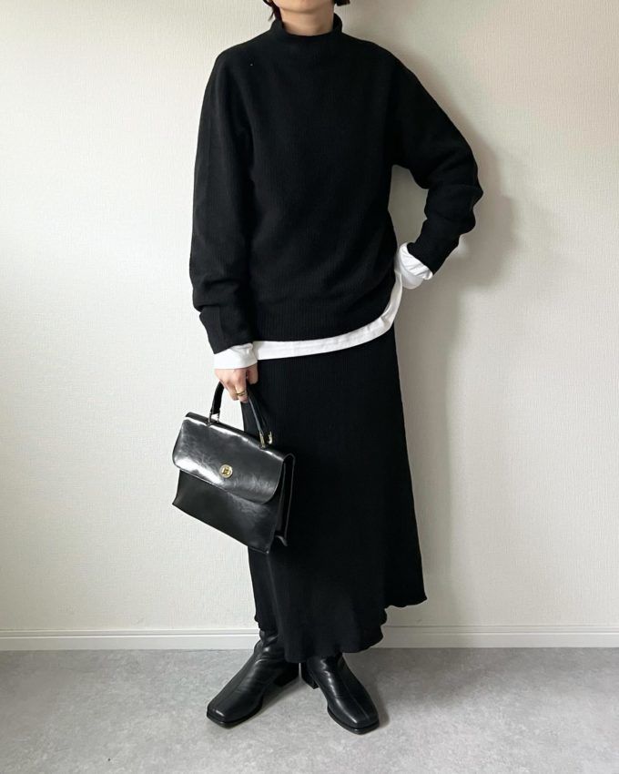 GUメンズのホワイトの「ドライポンチクルーネックT(長袖)」×リブニットワンピース