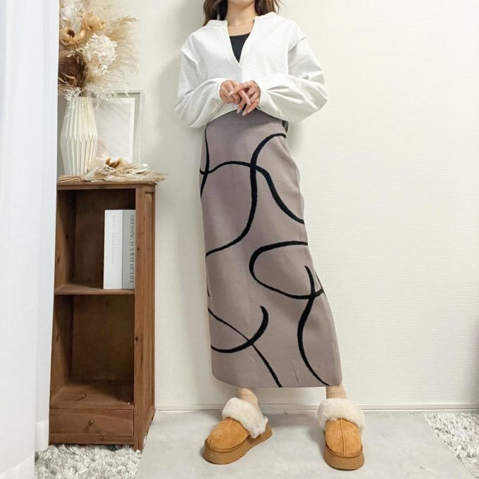 深Vネックスウェット×しまむらのブラウンの「ライン柄JQナロースカート」