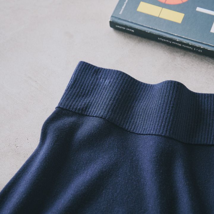 冬から春にかけて活躍する、《コス》のネイビーニットスカート【マイスタンダードブック】
