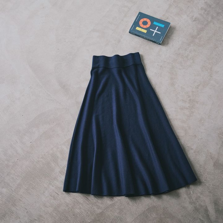 冬から春にかけて活躍する、《コス》のネイビーニットスカート【マイスタンダードブック】