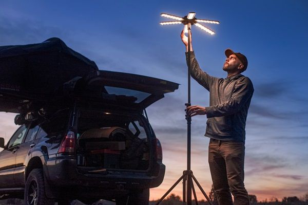 “90m”の超広範囲を照らせるライトが登場！雨風にも耐えうる機能性が最強すぎる…！