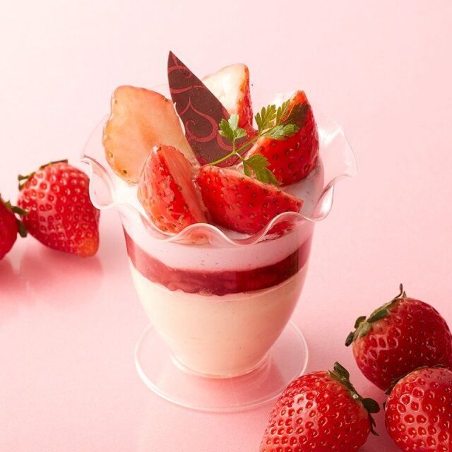 シャトレーゼのフルーツパフェ 苺