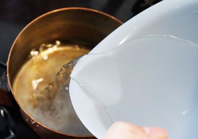 セリアのミキシングボウル15は注ぎ口がついている