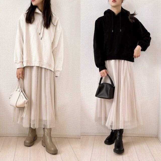 GUのチュールロングスカートにホワイトのオーバーサイズパーカとショート丈のブラックのパーカコーデ