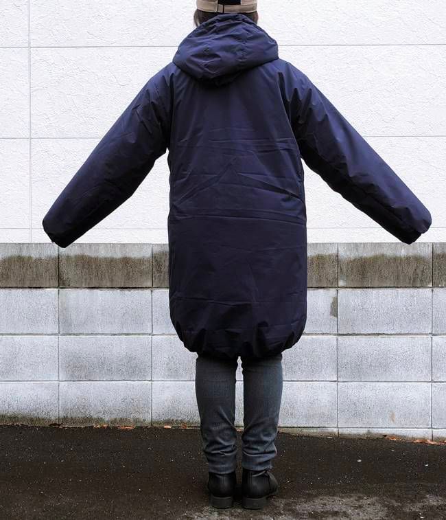 ワークマン レディース撥水パデッドロングフーディ 後ろ姿