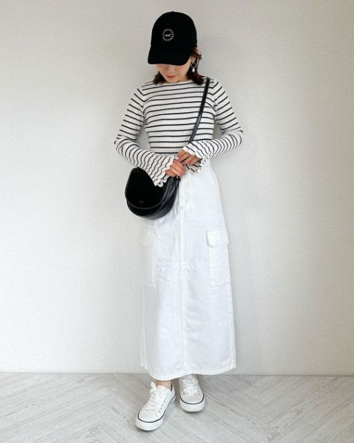 デニムカーゴロングスカートを着用したコーデ