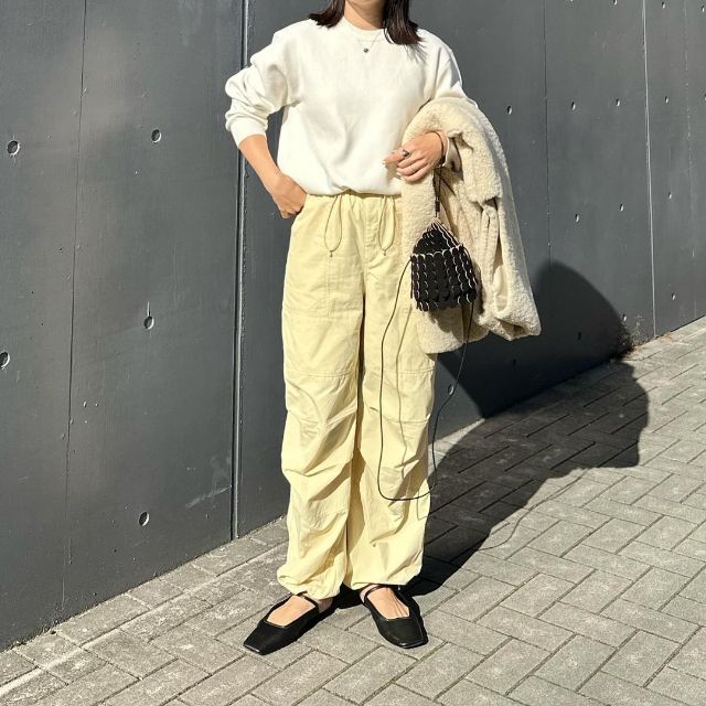 テックパラシュートプルオンパンツを着用したコーデ