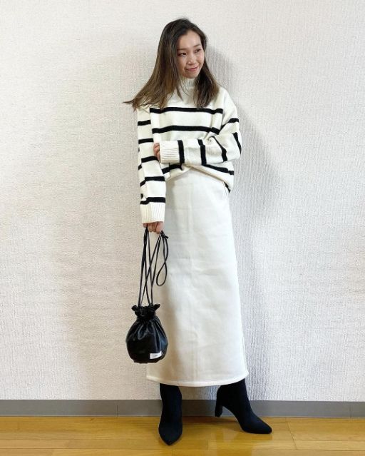 ヘビーウェイトスウェットナローロングスカートを着用したコーデ