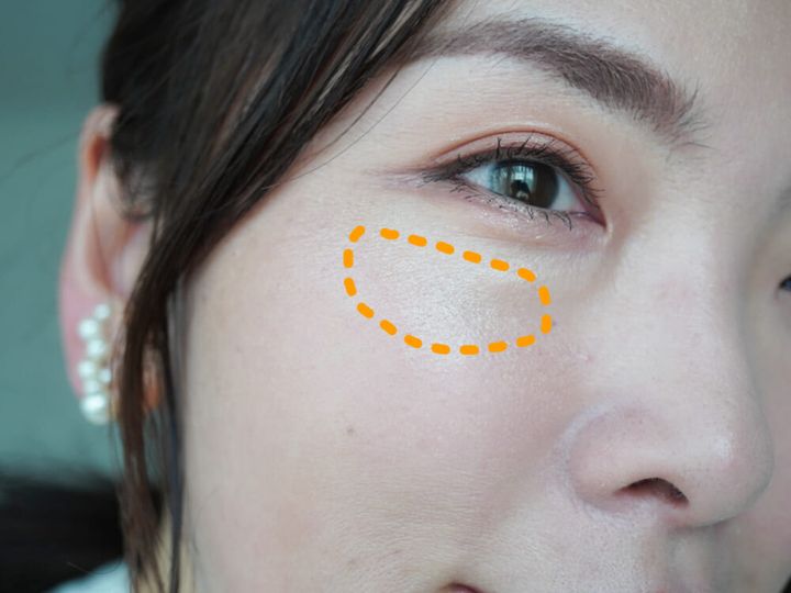 頬骨の高い位置、横幅は目尻くらいまで