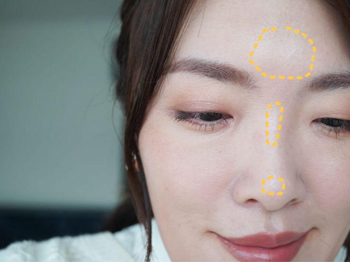 額には丸くハイライトを入れ、立体感のあるおでこに近づけるように。鼻筋は全体に入れると顔が長く見えるため、鼻のくぼみと鼻先に分けて入れましょう。鼻のくぼみには指の第一関節くらい、鼻先には丸く小さく入れればOKです。縦のラインを強調することなく立体感をプラスできます。
