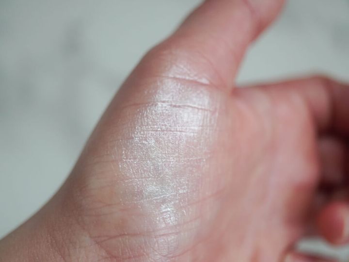 若々しいツヤ感には、クリームタイプのハイライトを