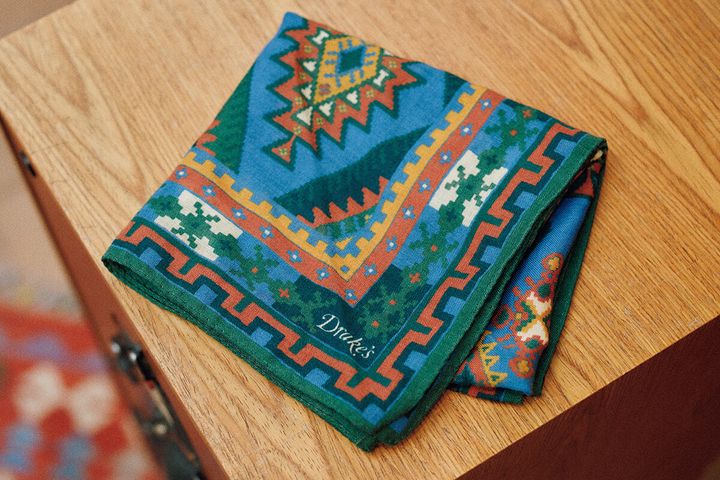 エンシェントマダーのアーカイブプリントをアップデートしたスカーフ