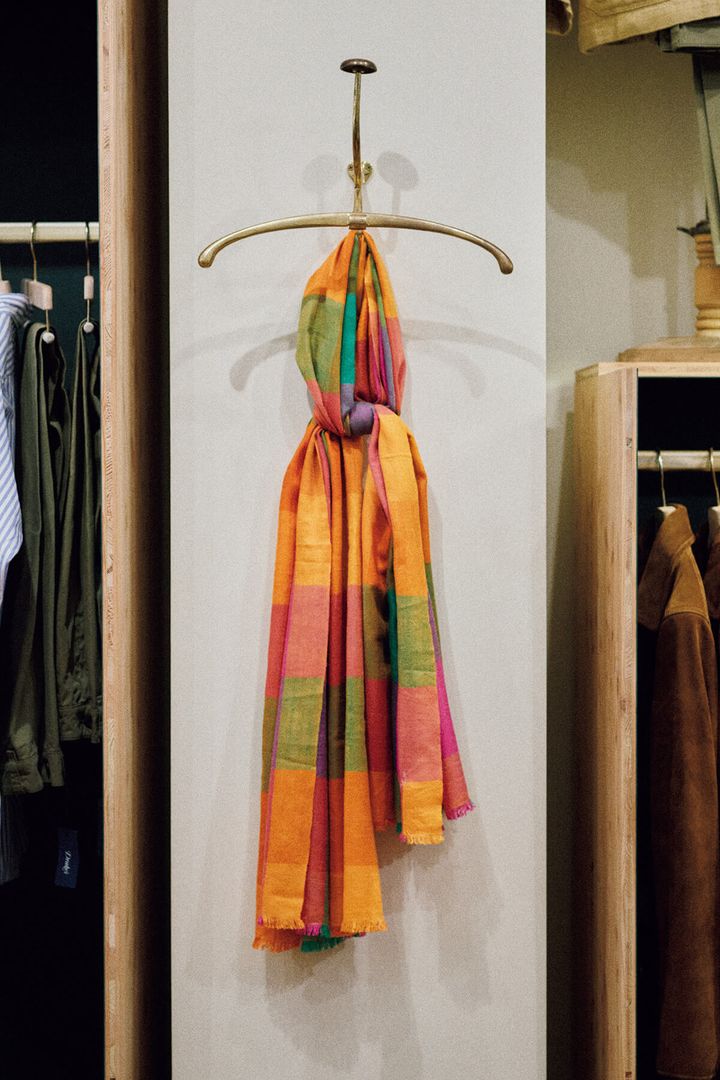 インドのカシミールで作られたカシミヤスカーフ