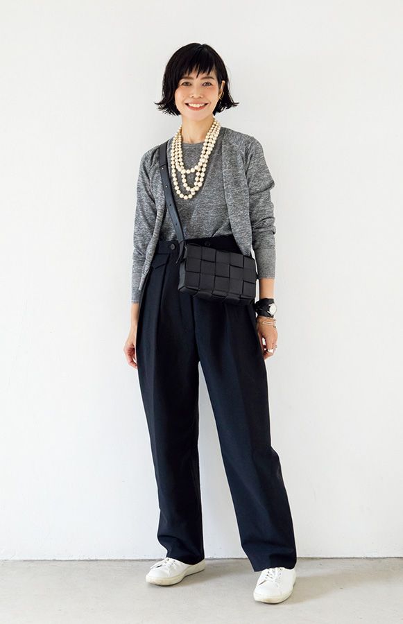 高本有理子さん アキレス・ソルボの白スニーカー セリーヌのパンツ