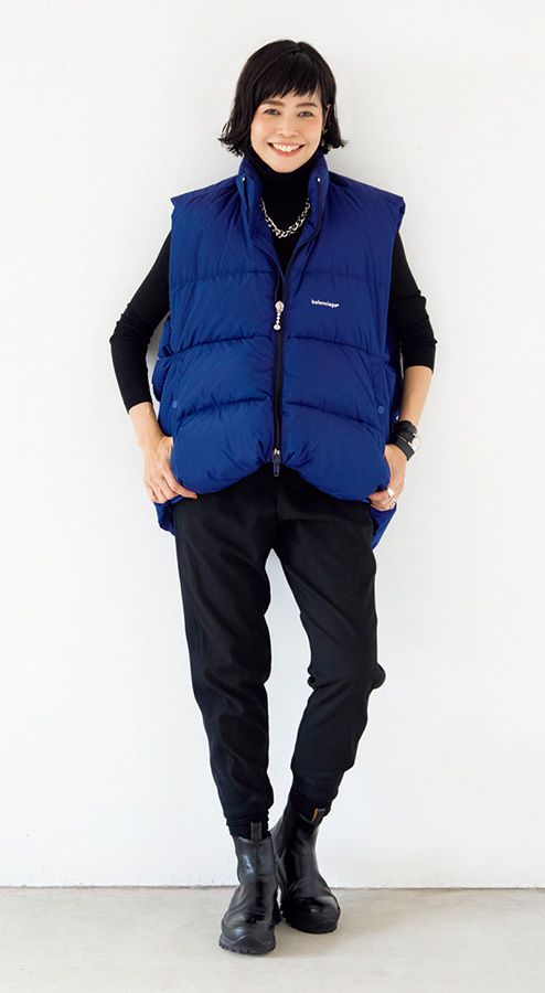 高本有理子さんスナップ バレンシアガのベスト アリストフィアのパンツ