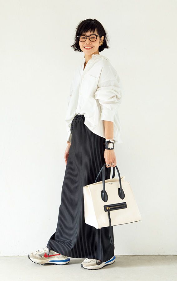 高本有理子さんスナップ アストラットの白シャツコーデ