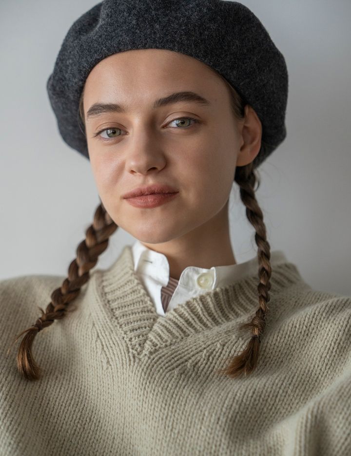 ルーズに着こなすなら、メンズのVネックニットとセンタープレスのパンツが良い。