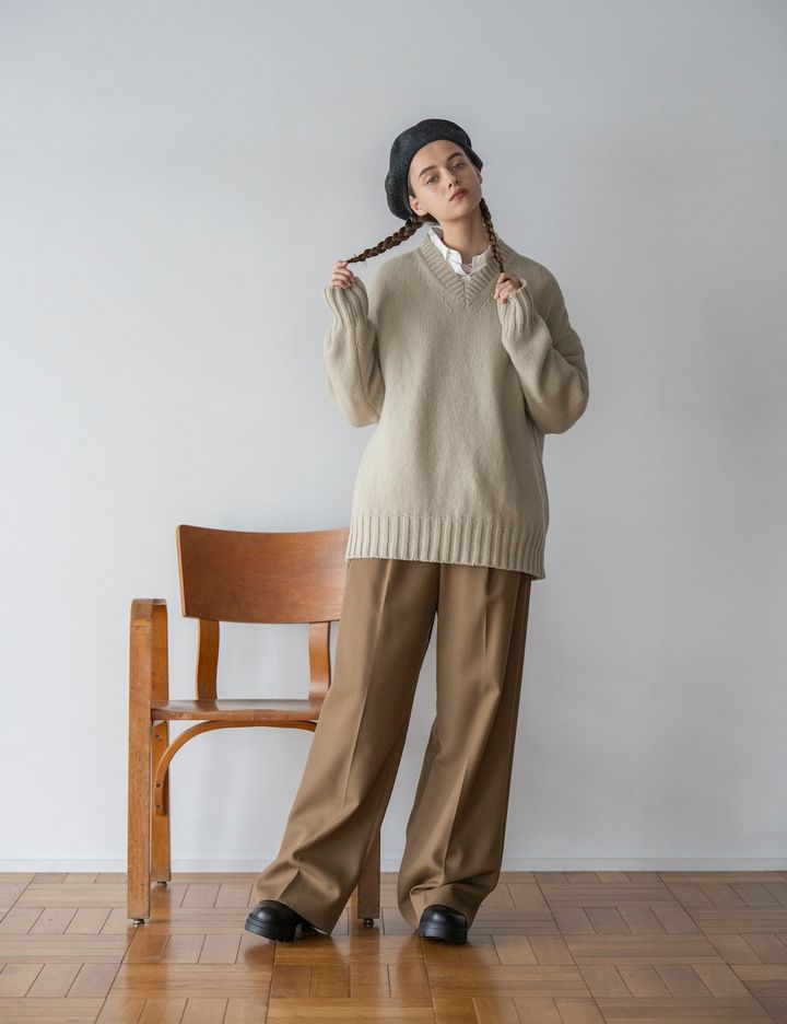 ルーズに着こなすなら、メンズのVネックニットとセンタープレスのパンツが良い。