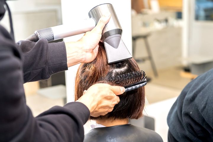 美容室でのヘアカットのイメージ