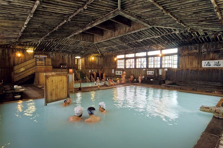 青森〈酸ヶ湯温泉旅館〉四分六分の湯