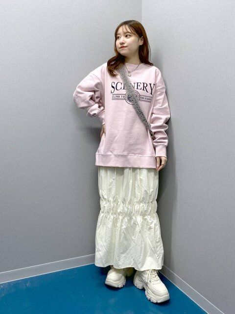 スウェットとスカートのコーデ