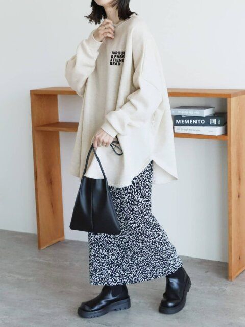 スウェットとスカートのコーデ