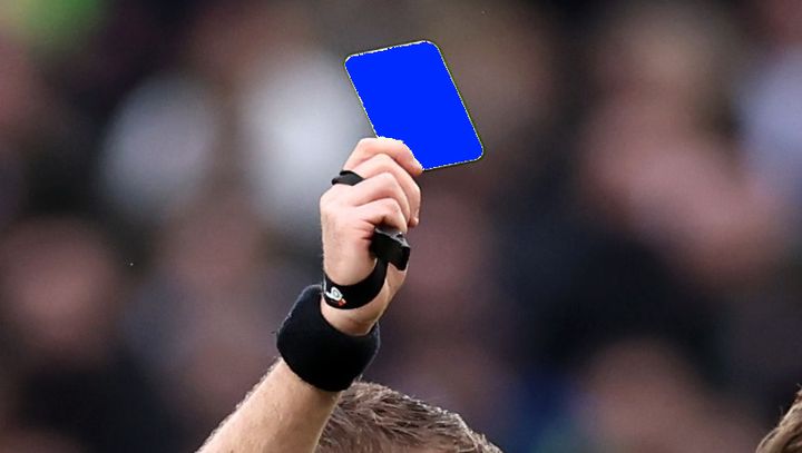 サッカー界で試験導入のブルーカード！GKが一時退場になったら、どうなるのかが判明