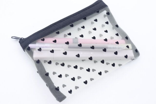 セリアのポーチ フラット シアーハートにペンを収納した様子