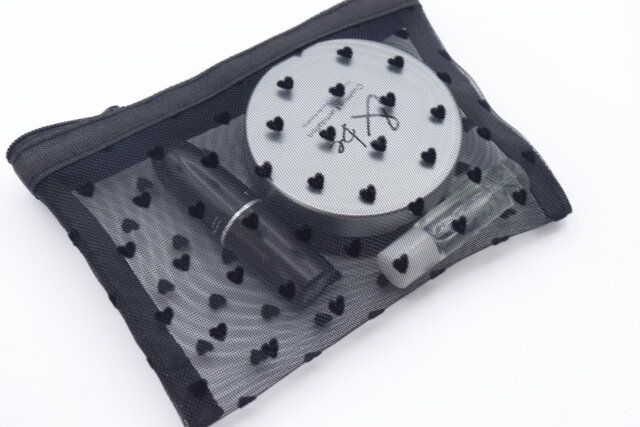 セリアのポーチ フラット シアーハートにコスメを収納した様子