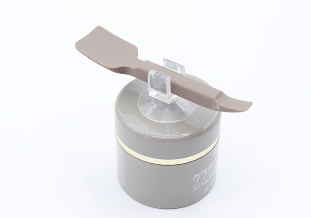 セリアのシリコーン スプーン＆スパチュラ 吸盤ホルダー付きをクリームの蓋に固定