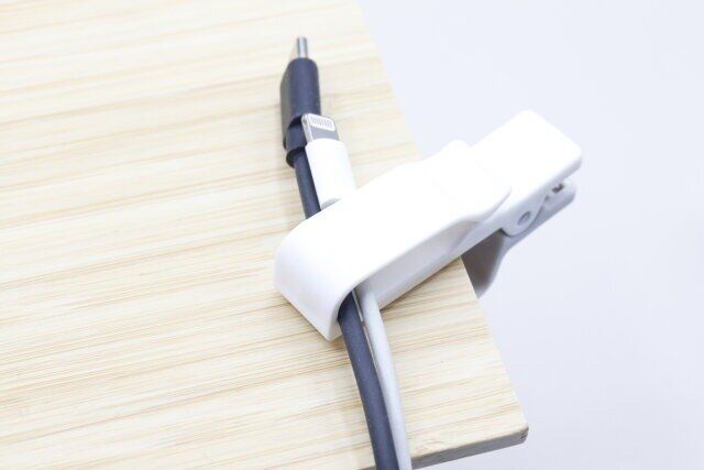 セリアのクリップ式コードフックにケーブルを固定