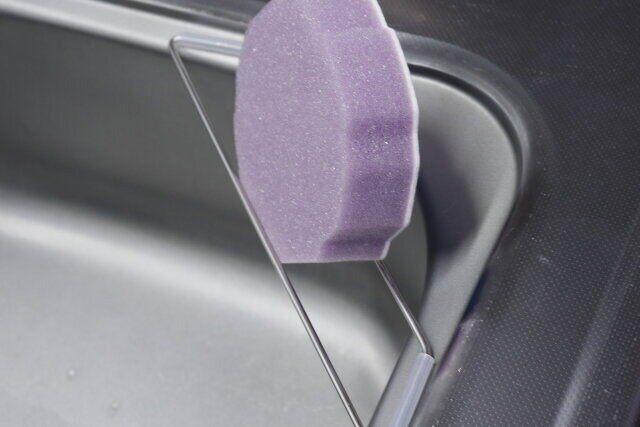 セリアのコーナー用シンクラックはスポンジの縦置きができる