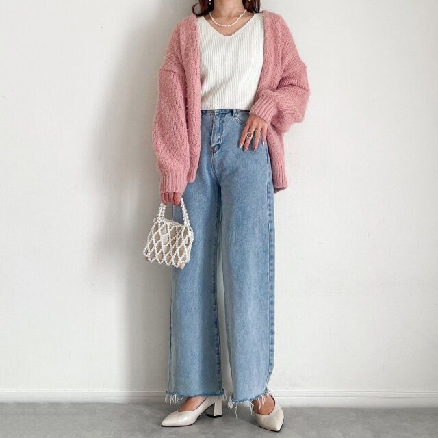  GUのオフホワイトのパフィータッチVネッククロップドセーターにハイウエストデニムを合わせて爽やかコーデ