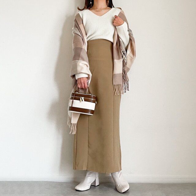  GUのオフホワイトのパフィータッチVネッククロップドセーターにタイトシルエットなスカートと合わせるコーデ