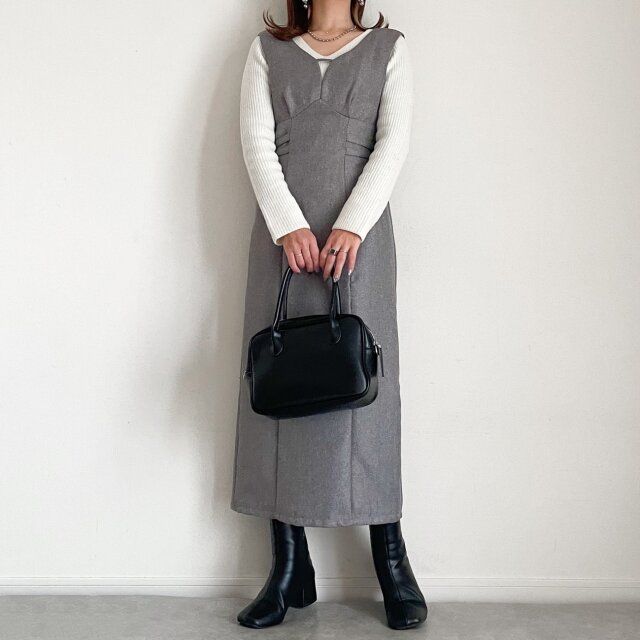  GUのオフホワイトのパフィータッチVネッククロップドセーターをワンプピースのインナーにするコーデ