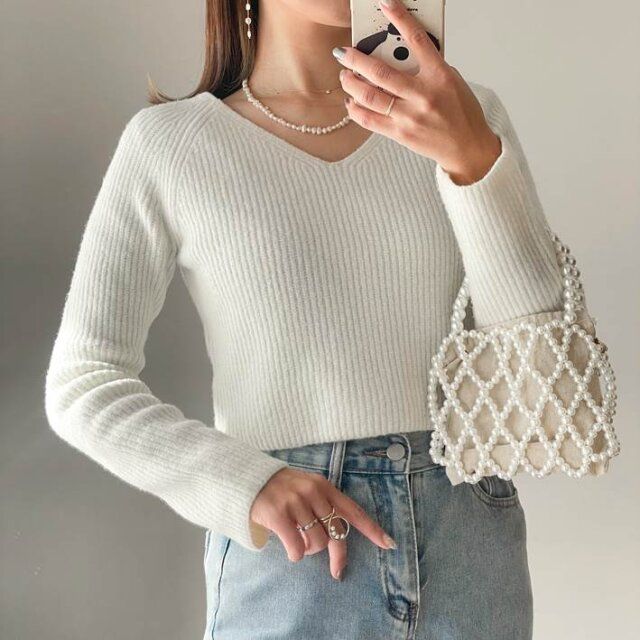  GUのオフホワイトのパフィータッチVネッククロップドセーター