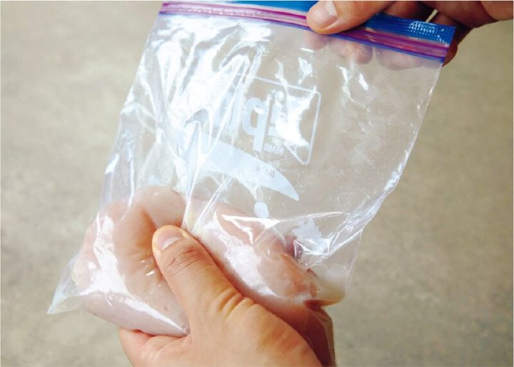 2 酒と塩を揉み込む