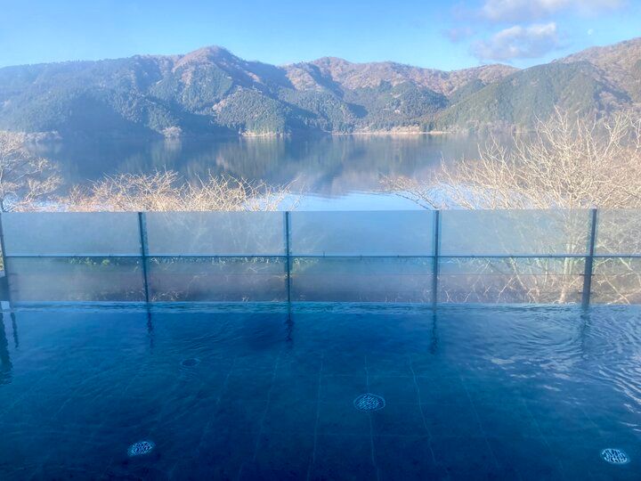 芦ノ湖と富士山を眺めてリフレッシュ♪ 箱根の絶景日帰り温泉「龍宮殿本館」で何もしない贅沢なひとときを